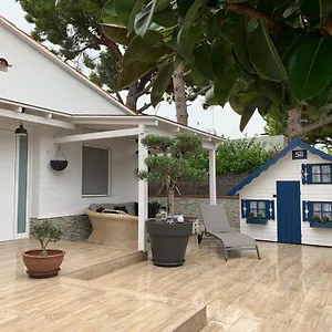 Lovely House Near The Сasa de vacaciones